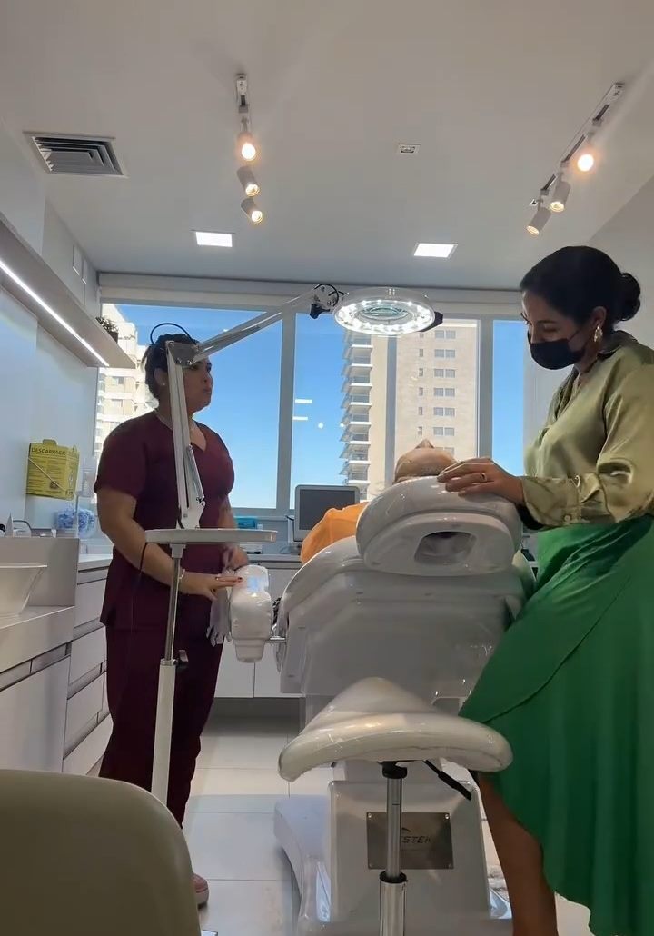 Sala de atendimento clara, com janela para os prédios da Enseada do Suá