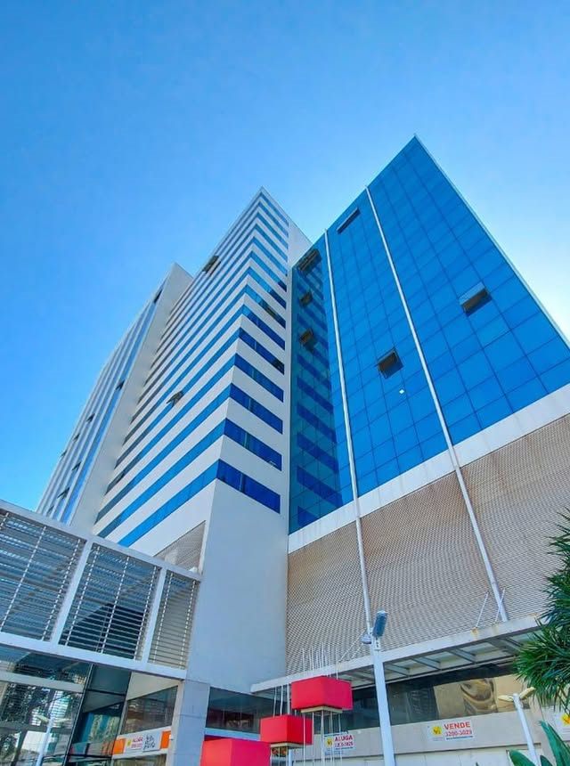 Fachada espelhada azul do Edifício Enseada Trade Center